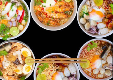 Üst manzaralı erişte çorbası ya da Tom Yum lezzetli, siyah arka planda sıcak ve baharatlı, Asyalı insanların fast food 'u.. 