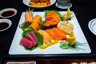 Beyaz tabakta renkli suşi..