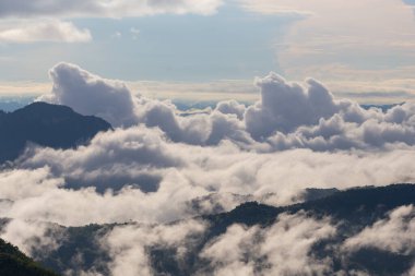 Sis denizi sabah dağların üzerinden akar..