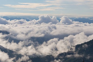 Sis denizi sabah dağların üzerinden akar..