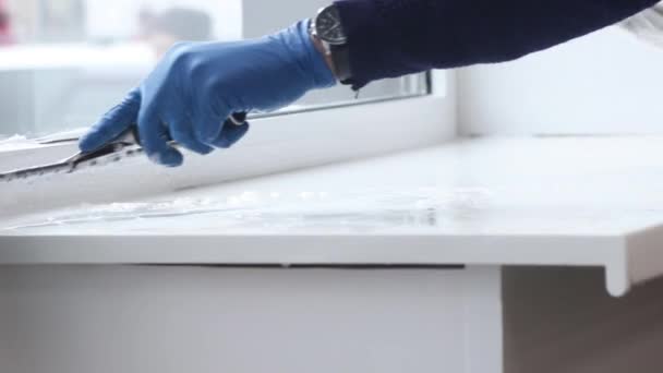Un profesional de limpieza de ventanas jabones y exfoliantes una ventana limpia, trabajador de limpieza masculina. — Vídeo de stock