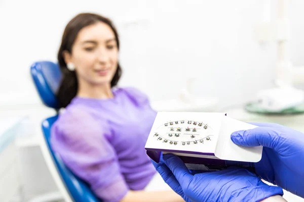 Conceito de Odontologia. Serviços odontológicos profissionais e equipamentos modernos sem dor. O médico demonstra os folheados para instalação ao paciente — Fotografia de Stock