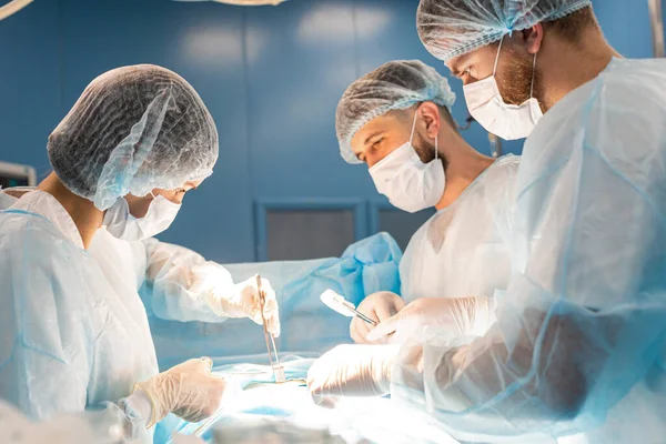 Hastanın kendisini beklediği ameliyathanedeki kıdemli cerrah ameliyata başlıyor. Otantik Ekipmanlı Gerçek Modern Hastane. — Stok fotoğraf
