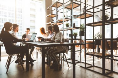 Ofiste birlikte çalışan ve iletişim kuran genç iş adamlarından oluşan bir ekip. Şirket buharı ve bir toplantıda yönetici..