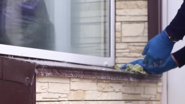 Un profesional de limpieza de ventanas jabones y exfoliantes una ventana limpia, trabajador de limpieza masculina. — Vídeo de stock