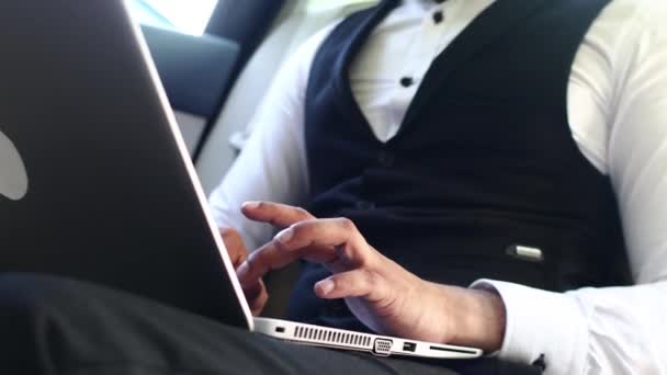 Indický podnikatel pracující s notebookem na zadním sedadle auta — Stock video