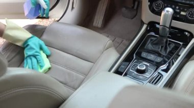 Deri koltukları tozdan ve çamurdan sil ve parlat. Profesyonel oto temizleme.