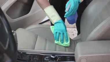 Deri koltukları tozdan ve çamurdan sil ve parlat. Profesyonel oto temizleme.