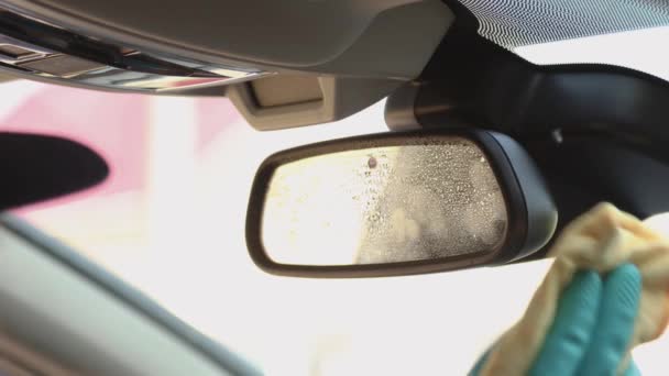 Lavaggio auto. Pulire e pulire lo specchio retrovisore — Video Stock