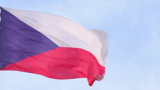 La bandiera nazionale della Repubblica Ceca sventola nel vento su un pennone contro il cielo blu — Video Stock