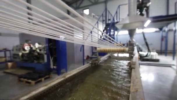 Linia do produkcji przędzy polipropylenowej wielowłóknowej w fabryce — Wideo stockowe