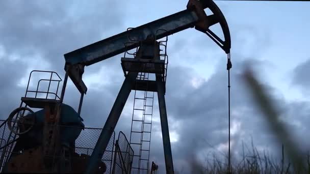 Silhuett sucker stång pump arbete och pumpa olja mot bakgrund av kvällen himlen — Stockvideo