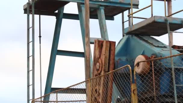 Saugstangenpumpen arbeiten und pumpen Öl. Rotierende Mechanismen in Nahaufnahme — Stockvideo