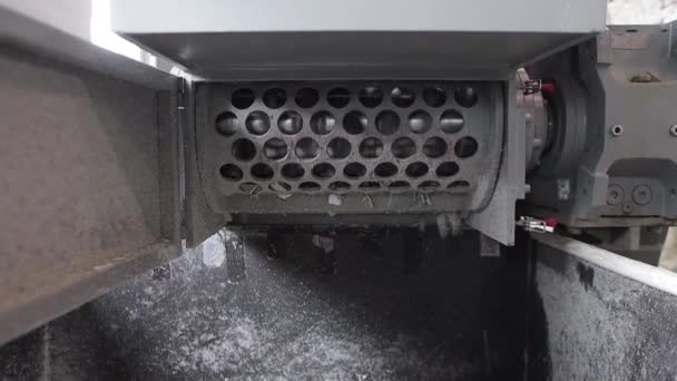 Πλαστική διαδικασία λείανσης στενή άποψη του μύλου. Ανακύκλωση σωλήνων σε εργοστάσιο πολυπροπυλενίου — Αρχείο Βίντεο