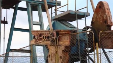 Enayi çubuğu pompaları çalışıyor ve yağ pompalıyor. Döndürme mekanizmaları yakın plan