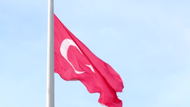 Μεγάλη τουρκική εθνική σημαία κυματίζει στον άνεμο σε ένα κοντάρι σημαίας στον ουρανό — Αρχείο Βίντεο