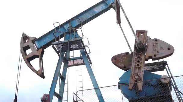 Saugstangenpumpen arbeiten und pumpen Öl. Betrieb und Wartung von Ölquellen — Stockvideo