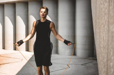 Kafkas dövüşçüleri dışarıda sıkı antrenman yapıyor ip kullanıyor, ısınıyor. Spor ve boks konsepti