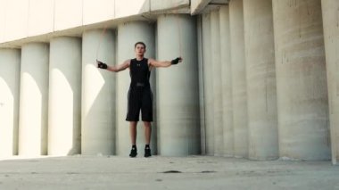 10 Ağustos 2020 Ufa, Rusya: Kafkas dövüşçüleri açık havada sıkı antrenman yapıyorlar. Spor ve boks konsepti