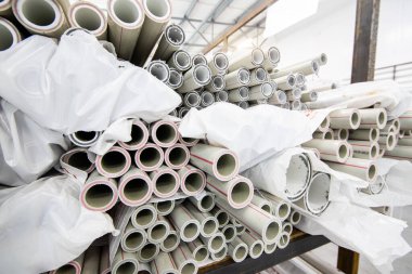 Polipropilen boru deposu. Plastik boru üretmek için ekstrakarların olduğu bir atölye. Su tedarik ve gaz borularından yüksek hızda ekstrüzyon hattı. Üretim tesisi.