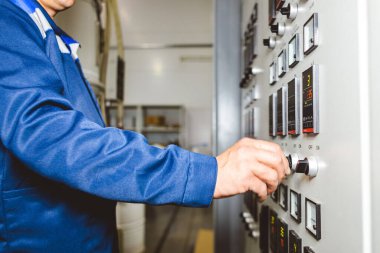 İşçi bir düğmeye basar ve fabrikada otomatik üretim işlemi başlatır.