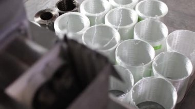 Fabrikadaki çoklu filament polipropilen ipliklerinin üretimi için sıra