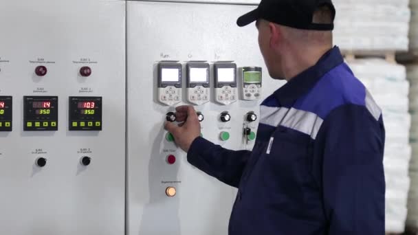 El operador presiona el botón y enciende la máquina en la fábrica — Vídeos de Stock