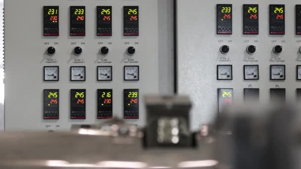 Sala de controle elétrico no edifício industrial Fábrica — Vídeo de Stock