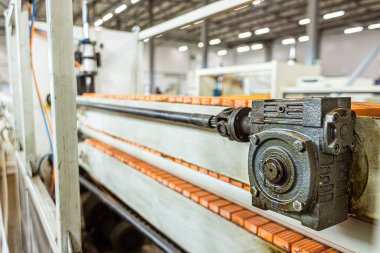 Fabrikadaki polipropilen boruların üretimi için teknoloji hattı.