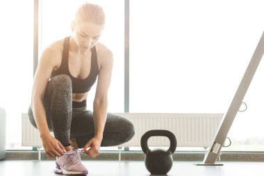 Spor salonunda halter ağırlıklarıyla çalışıyor. Spor yapan kadınlar halterleri kaldırıyor. Fitness kaslı vücut. Spor salonunda egzersiz..