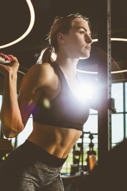 Spor salonunda halter ağırlıklarıyla çalışıyorum. Spor yapan kadınlar halterleri kaldırıyor. Fitness kaslı vücut. Spor salonunda egzersiz..