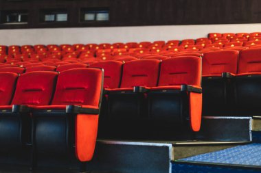 Sinemanın içi. Büyük boş bir sinema salonunda kırmızı koltuklar. Endüstride salgın ve kriz