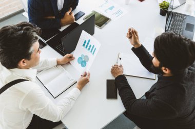 Üst düzey iş adamlarından oluşan bir grup. Çalışma masasında iş arkadaşlarıyla birlikte otururken iletişim kuruyorlar. iş toplantısı