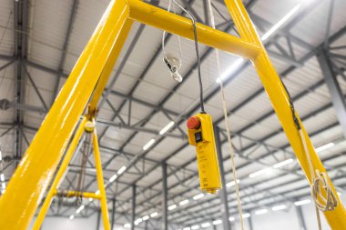 Kırmızı düğmeyi kapat. Atölyede ya da fabrikada vinç için vinç kancası çevirin.