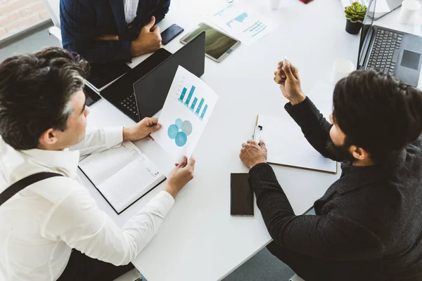 Üst düzey iş adamlarından oluşan bir grup. Çalışma masasında iş arkadaşlarıyla birlikte otururken iletişim kuruyorlar. iş toplantısı