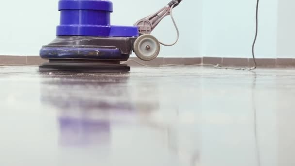 Da vicino, il pulitore lava un molo con una macchina lucidatrice professionale. Pavimento di pulizia nella hall dell'edificio per uffici — Video Stock