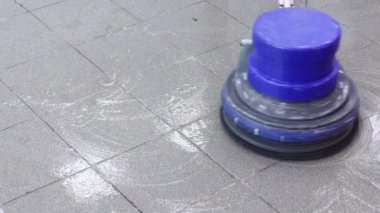 Temizlikçi rıhtımı profesyonel bir cilalama makinesiyle yıkıyor. Ofis binasının zeminini temizliyorum.