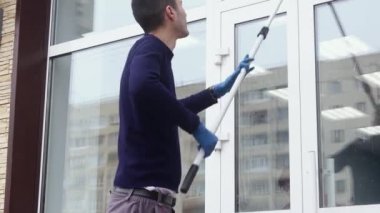 Profesyonel bir cam temizleyicisi sabun temizler ve ciyaklar. Temiz bir erkek temizlikçi..