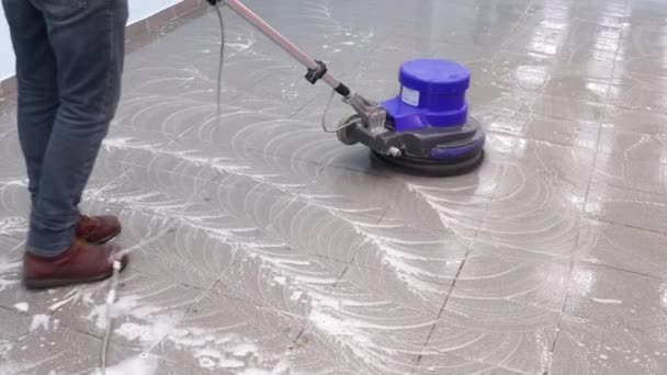 The cleaner washes a pier with a professional polisher machine. Cleaning floor in office building lobby — Stock Video