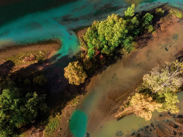 Natureza de cima. Um rio com água azul e árvores na sua margem. Fotografia aérea — Fotografia de Stock