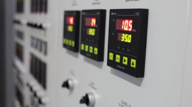 Sanayi binasındaki elektrik kontrol odası.