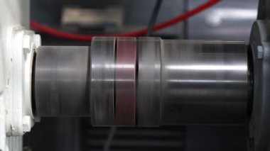 Fabrikadaki bir işleme fabrikasının dönen şaftına yakın çekim.