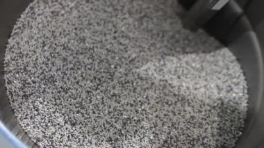 Teknolojik süreçte polipropilen granülleri olan bir fıçı. PP Pet Chips Yarı Kör, PET çipleri geri dönüşüm, PET polyester çipleri