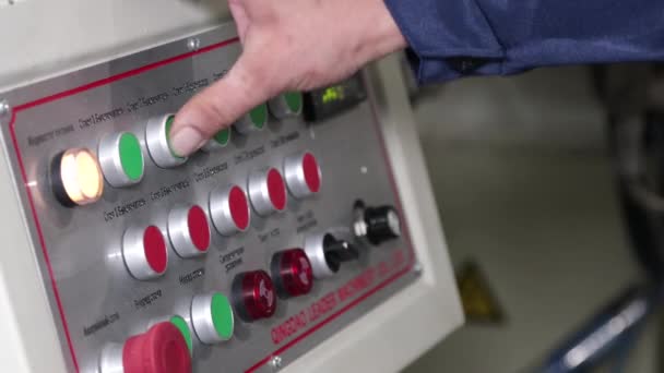 Hand drukken op de groene knop van de machine in de fabriek — Stockvideo