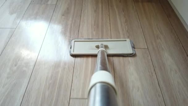 Mycie podłogi z laminatu mopem. Sprzątanie podłogi mopem w domu. Koncepcja pielęgnacji podłogi. — Wideo stockowe