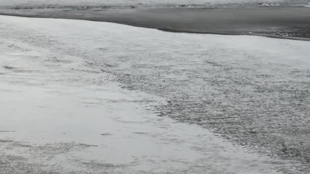 얼음 위에서 물을 퍼 올리는 모습. 봄 강 — 비디오
