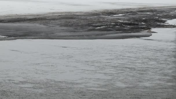 Agua que fluye sobre un fondo de hielo. Río de primavera — Vídeo de stock