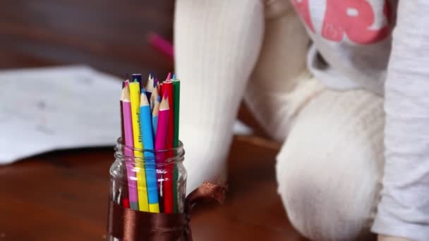 Ufa, Ρωσία - 12 Φεβρουαρίου 2020: Ένα μικρό κορίτσι παίρνει πολύχρωμα μολύβια. Παιδικά παιχνίδια και δημιουργικότητα. Ζωγραφίζοντας για τα μικρά — Αρχείο Βίντεο
