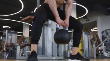 Ağırlık kaldırma egzersizi kullanarak vücut geliştirme eğitiminde ağırlık kaldırma, ağırlık kaldırma, ağırlık kaldırma, ağırlık kaldırma.