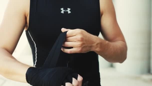 Уфа, Россия - 10 августа 2020 года. Боксер обмотал руки боксерскими повязками перед матчем, дракой или тренировкой. — стоковое видео
